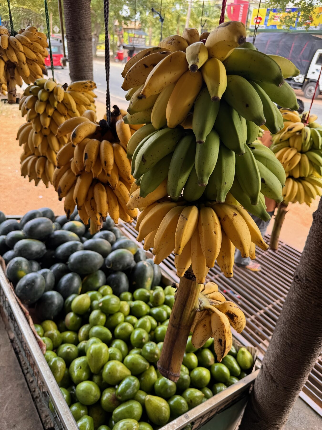 Bananen und frisches Obst an einem Straßenstand